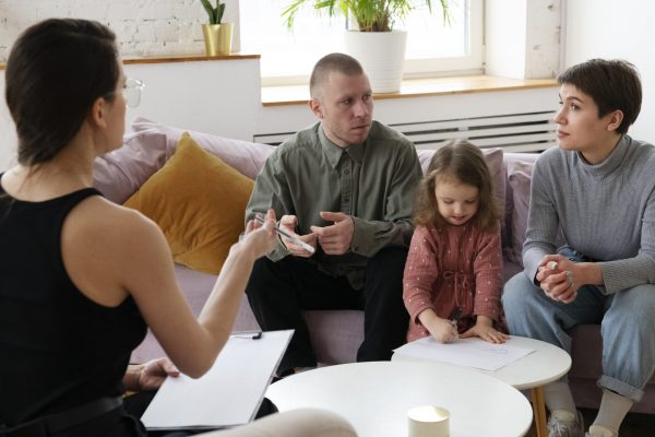 parents-kid-doing-therapy